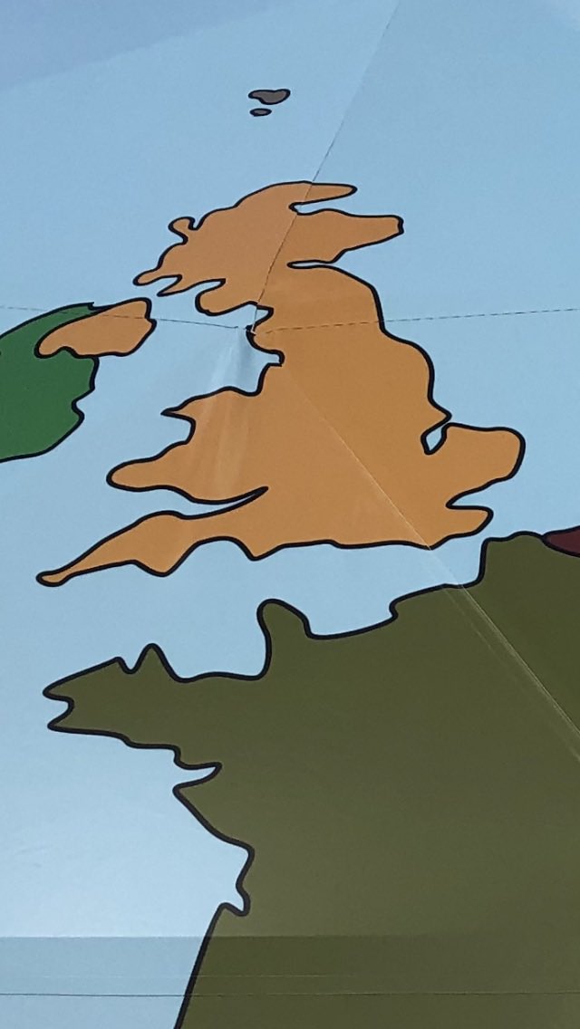 Spotted a triangular sphere with a interesting choice of generalization. Not quite sure what England reminds me of.

#gischat #cartography #Floriade