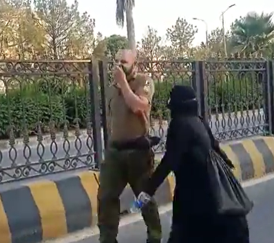 RwpPolice's tweet photo. سی پی او سید شہزاد ندیم بخاری کی لاء اینڈ آرڈر ڈیوٹی کے دوران مثالی رویہ کا مظاہرہ کرنےوالے پنجاب پولیس کے کانسٹیبل محمدشہبازسے خصوصی ملاقات، تعریفی سنداور نقد انعام سے نوازا۔ راولپنڈی پولیس کے افسران نےکانسٹیبل محمد شہباز کے اعزاز میں کھڑے ہوکرتالیاں بجاتےہوئےخراج تحسین پیش کیا۔ https://t.co/prx6bmQHyN