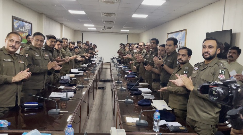 RwpPolice's tweet photo. سی پی او سید شہزاد ندیم بخاری کی لاء اینڈ آرڈر ڈیوٹی کے دوران مثالی رویہ کا مظاہرہ کرنےوالے پنجاب پولیس کے کانسٹیبل محمدشہبازسے خصوصی ملاقات، تعریفی سنداور نقد انعام سے نوازا۔ راولپنڈی پولیس کے افسران نےکانسٹیبل محمد شہباز کے اعزاز میں کھڑے ہوکرتالیاں بجاتےہوئےخراج تحسین پیش کیا۔ https://t.co/prx6bmQHyN