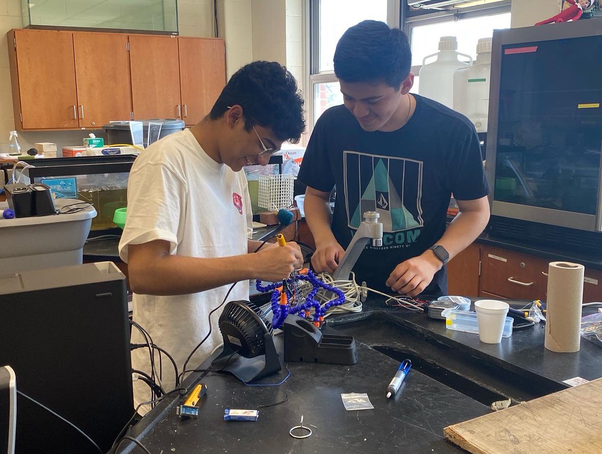 BhsInventeam's tweet photo. Brentwood Lemelson MIT invenTeam striving for greatness!  @LemelsonMIT #InvenTeams #LMITmidgrant #BHSInvenTeam #MarshMUSCLE https://t.co/B1Uf4jVbrc