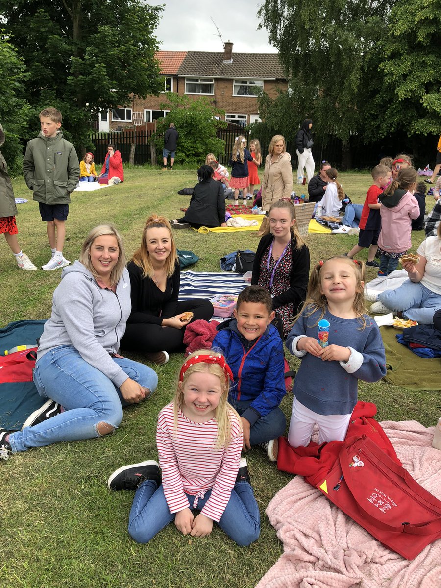 AnnaliseGilzea1's tweet photo. the first summer term, with a whole school #JubileeCelebration . 👑 
We had poetry, dancing a picnic and all sang the National Anthem with our families!🇬🇧 well done #teampinxton @pvacademies #Jubilee @FlyingHighTrust https://t.co/raAx7rwZU0