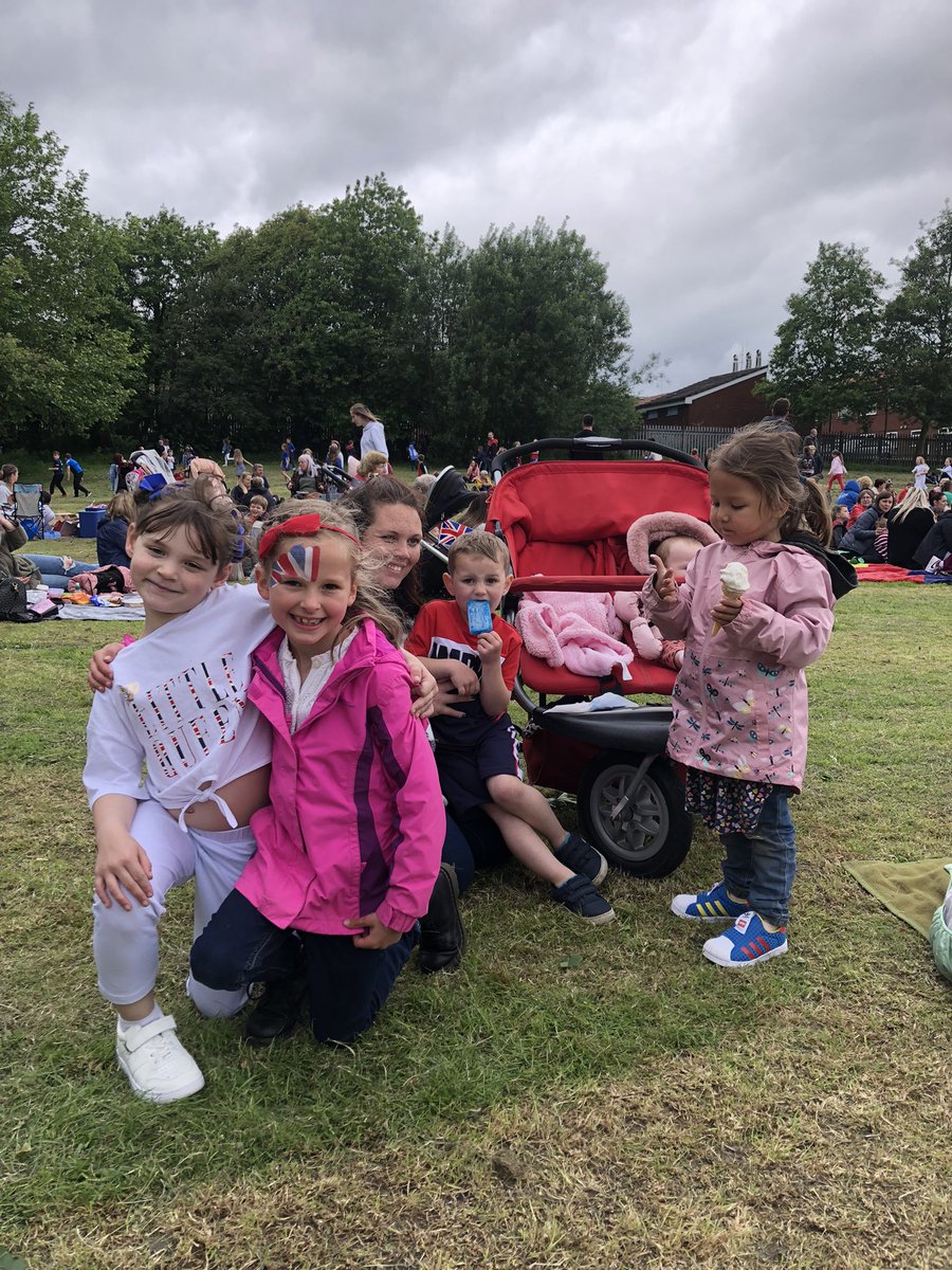 AnnaliseGilzea1's tweet photo. the first summer term, with a whole school #JubileeCelebration . 👑 
We had poetry, dancing a picnic and all sang the National Anthem with our families!🇬🇧 well done #teampinxton @pvacademies #Jubilee @FlyingHighTrust https://t.co/raAx7rwZU0
