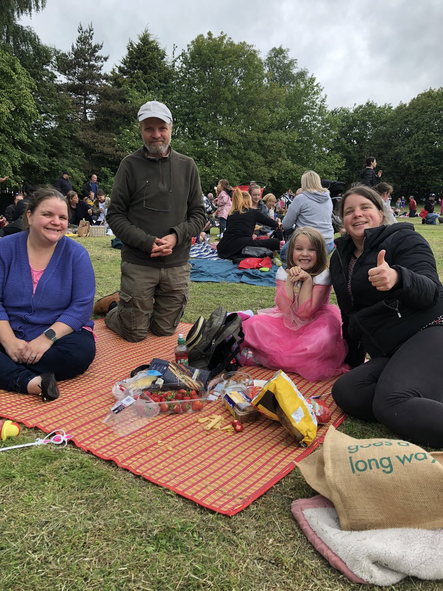 AnnaliseGilzea1's tweet photo. the first summer term, with a whole school #JubileeCelebration . 👑 
We had poetry, dancing a picnic and all sang the National Anthem with our families!🇬🇧 well done #teampinxton @pvacademies #Jubilee @FlyingHighTrust https://t.co/raAx7rwZU0