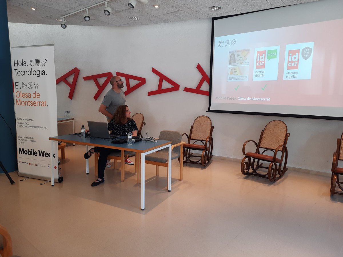 bibolesa's tweet photo. Una nova xerrada de la #mWeekCat22 ens ensenya com identificar-nos digitalment i quines opcions tenim 📲 #mweekolesa #OlesadeMontserrat #moltmésquellibres @AjuntamentOlesa https://t.co/j9MxQma4W4