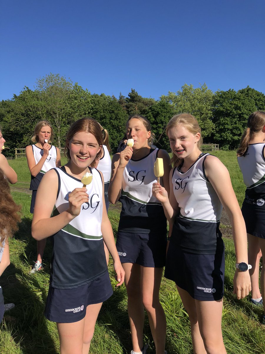 What a fabulous setting for a photo shoot #endurancesquad <a href="/SherborneGirls/">Sherborne Girls</a> #running #run #dorset #sherbornecastle #team