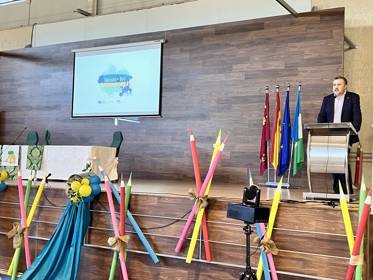 iborra_g's tweet photo. Clausurando las primeras Jornadas Erasmus+ Day ✨ 
¡Hacia la internacionalización de los centros de nuestra Región de Murcia!
@sepiegob @Educarm @ProgramasRM https://t.co/AoJ0f6gmDx
