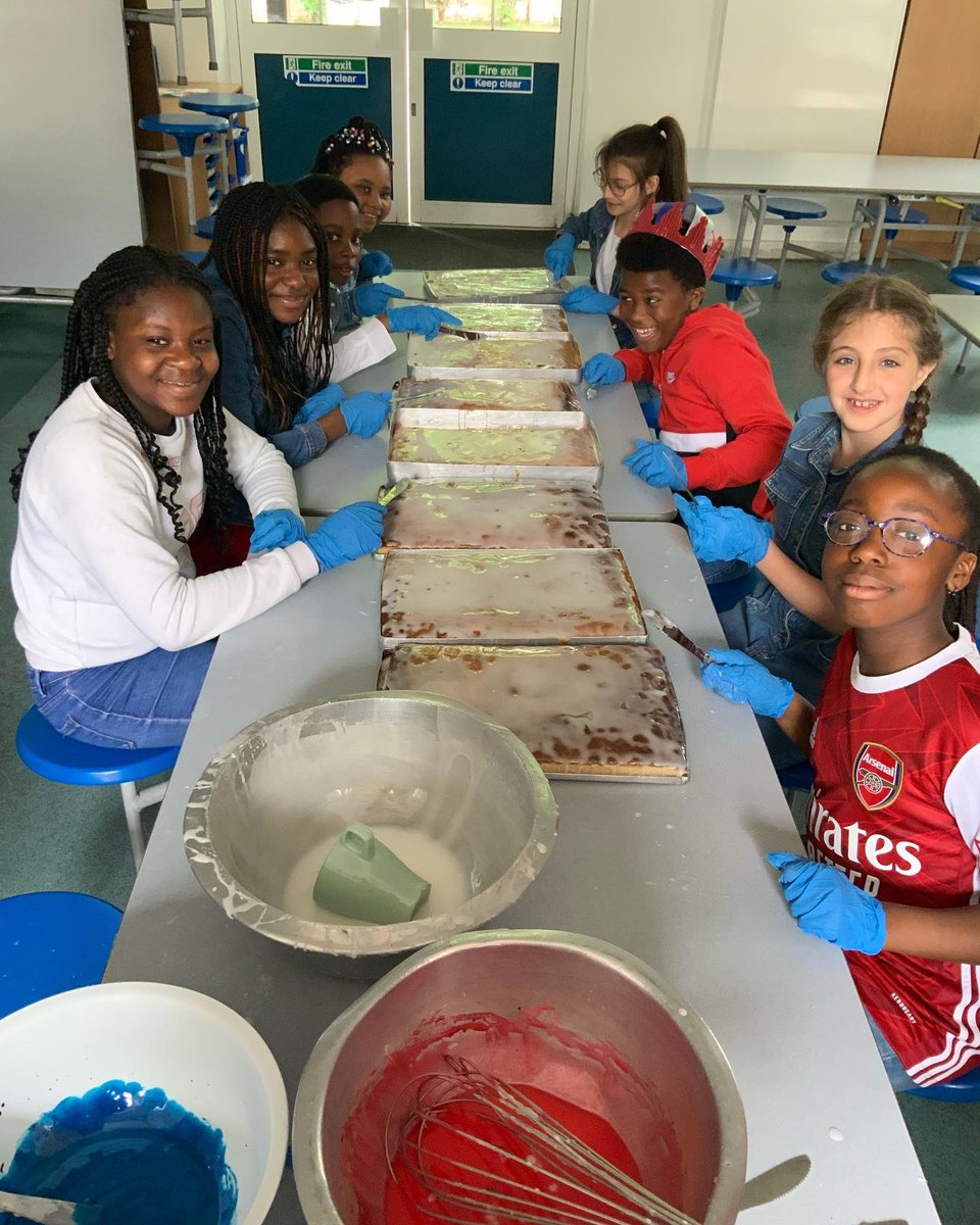 Our School Council we’re in charge of decorating our Queen’s Jubilee Tea Party cake. Doesn’t it look wonderful! 🎂🍰🇬🇧