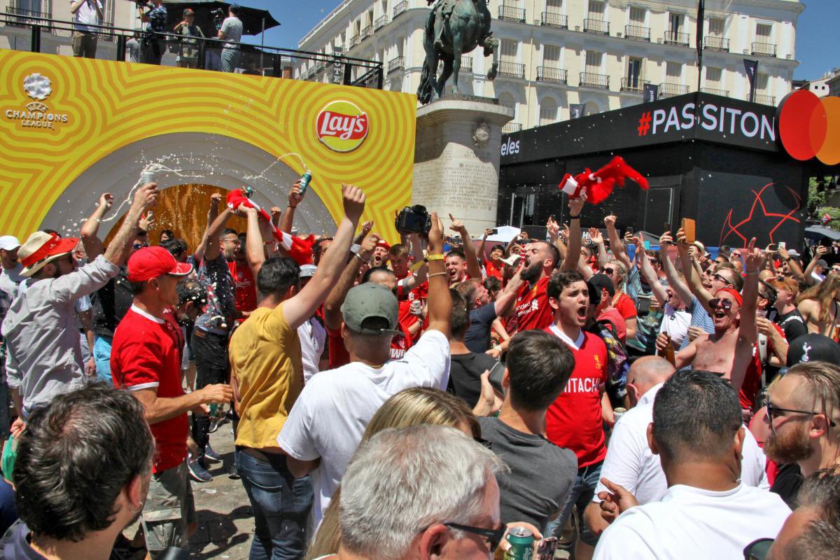 TheAnfieldTalk's tweet photo. UEFA: 

“The Liverpool fan-zone can hold up to 44,000 people with the Real Madrid fan-zone holding 6,000 people.” 

No one quite does it like The Reds 😎 https://t.co/L232m7C4A3