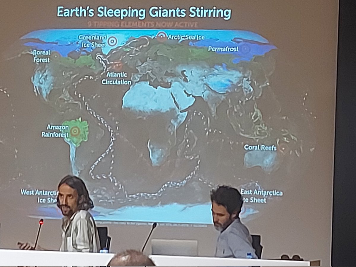 Ara mateix al Menador Espai Cultural, a la presentació del llibre 'El otoño de la civilización'. El nostre company <a href="/valiente_david_/">d_valiente</a> amb el coautor del llibre, <a href="/JuanBordera/">Juan Bordera🌍🇵🇸</a>.

cc <a href="/GVAhisenda/">GVA Economia, Hisenda i AP</a> <a href="/UJIuniversitat/">Universitat Jaume I</a>