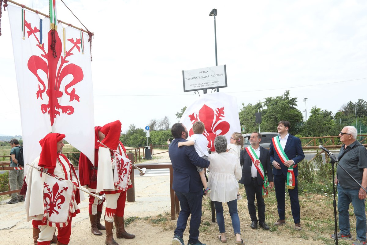 MartinixFirenze's tweet photo. Con l'intitolazione di parte del Parco del Mensola alle sorelle Caterina e Nadia Nencioni sono iniziate le celebrazioni del 29° anniversario della strage dei #georgofili. Ricordare le vittime è un modo per dire ancora una volta "no" alla mafia #legalità #Memoria https://t.co/UrBLU13M0M