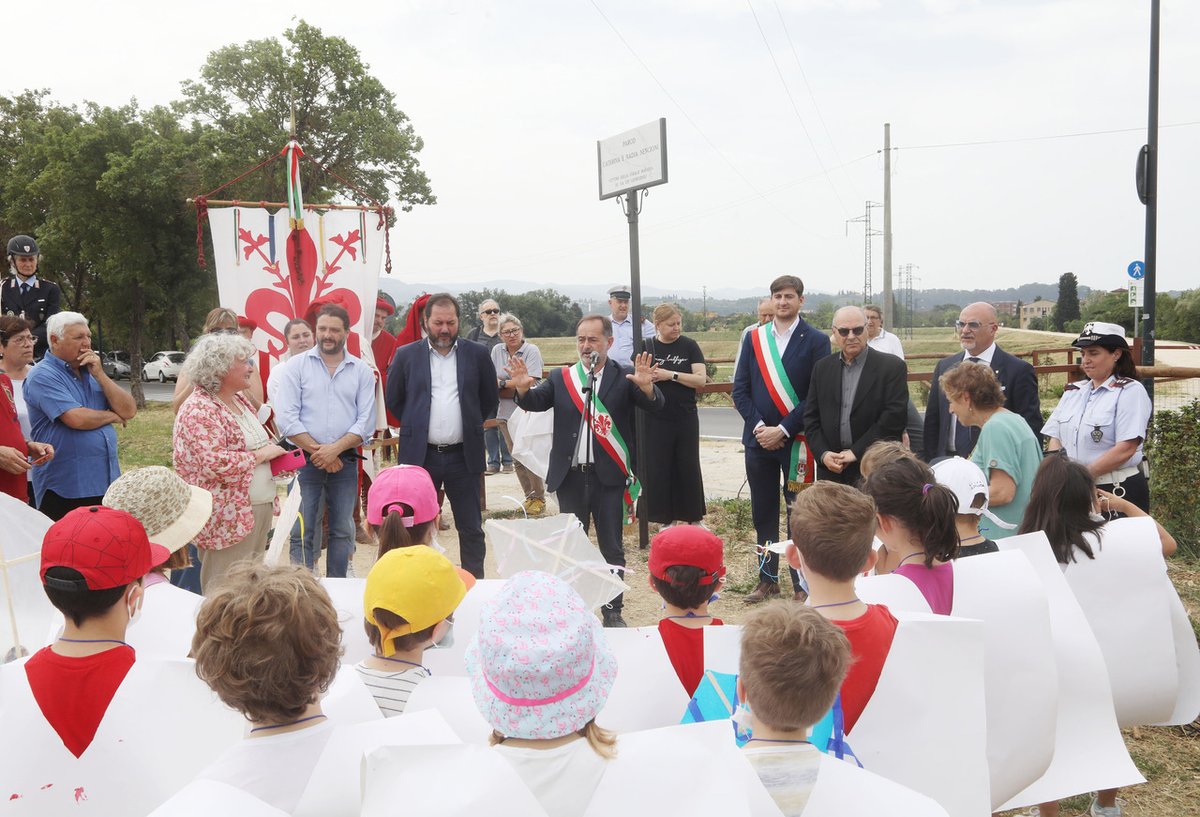 MartinixFirenze's tweet photo. Con l'intitolazione di parte del Parco del Mensola alle sorelle Caterina e Nadia Nencioni sono iniziate le celebrazioni del 29° anniversario della strage dei #georgofili. Ricordare le vittime è un modo per dire ancora una volta "no" alla mafia #legalità #Memoria https://t.co/UrBLU13M0M