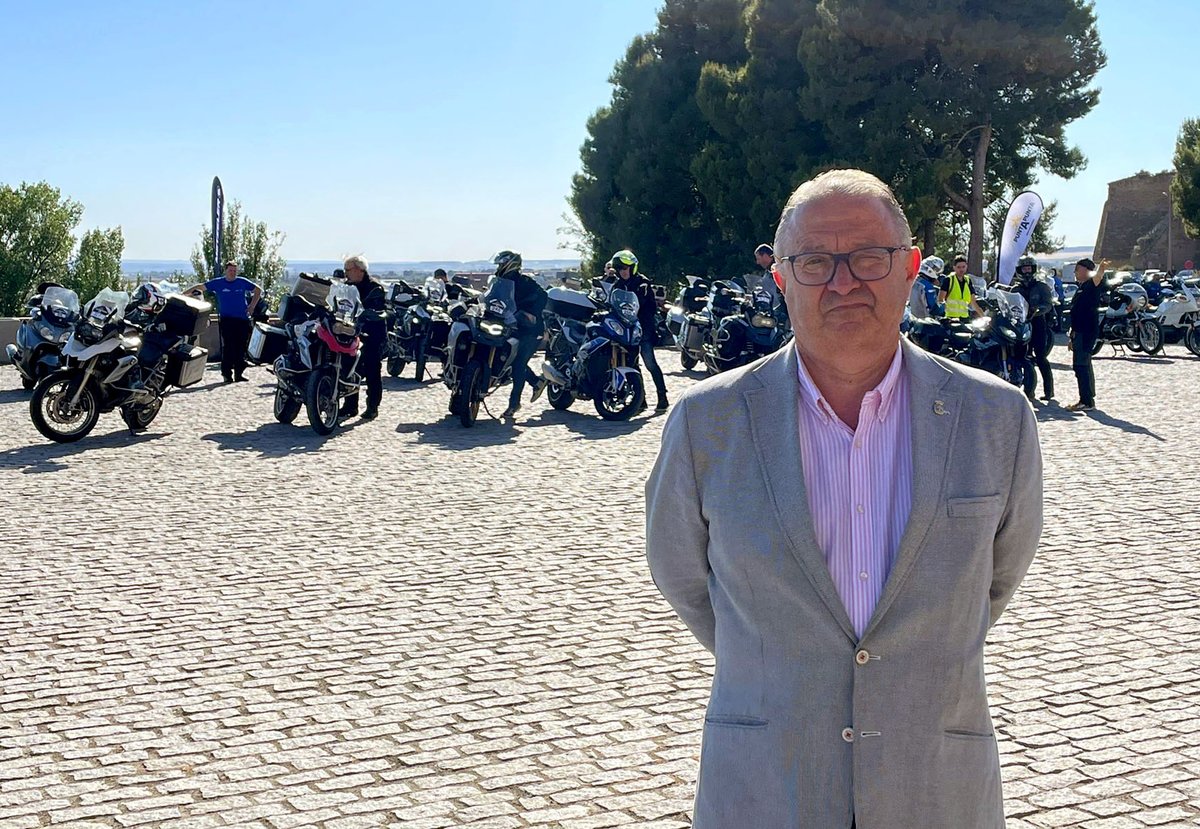 paerialleida's tweet photo. 🚲 El tinent d'alcalde i president de @turismedelleida, Paco Cerdà, a l'arribada de la cursa lúdica #PuntaPunta que porta avui 800 motos i 900 participants a la plaça de la Sardana @TuroSeuVella. L’activitat ha estat captada des del #Lleida Convention Bureau de #TurismedeLleida https://t.co/tbFQP26NMc