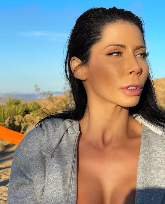 This is that look when...guess 😉😈  #thursdayvibes https://t.co/uBQ0RZpWKH<a href="/tag/thursdayvibes"class="tags">#thursdayvibes</a>