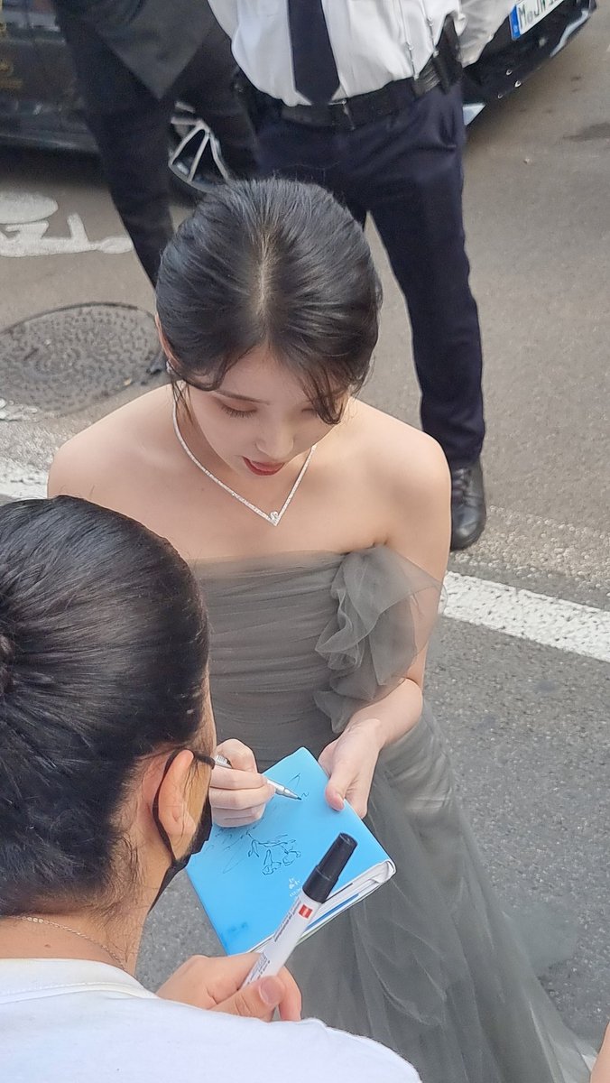 NoctisID's tweet image. Indeed a good day, thank you @_IUofficial and uaenas you're the best โค #Cannes2022 #IU #์์ด์ #BrokerCannes2022 #Broker #LeeJieunatcannes2022