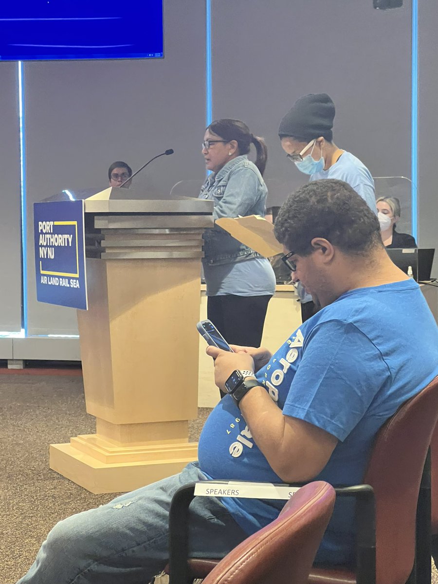 🚨HAPPENING NOW 

@MaketheRoadNJ member Jessy Rodriguez urge @PANYNJ to stop @Amazon secret Air Hub 

“We don’t know the enrionmental impact this deal will have…it will bring more traffic and trucks in our area”

#NoSecretDeal #GoodJobsCleanAirNJ