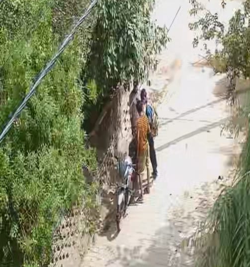 #कानपुर
दिन दहाड़े बेखौफ चोरों ने बन्द घर का ताला तोड़ चोरी की वारदात को दिया अंजाम...!
चोरों ने घर मे रखें लगभग 6-7 लाख के जेवर समेत 60 हजार की नगदी की पार...!
थाना नौबस्ता क्षेत्र के राजीव बिहार का मामला..!
<a href="/kanpurnagarpol/">POLICE COMMISSIONERATE KANPUR NAGAR</a>
<a href="/adgzonekanpur/">ADG ZONE KANPUR</a>
<a href="/igrangekanpur/">DIG RANGE KANPUR</a> 
<a href="/Uppolice/">UP POLICE</a>