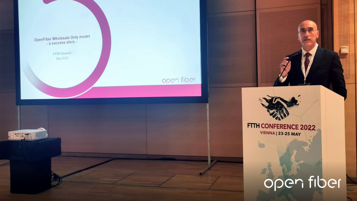 OpenFiberIT's tweet photo. #IvanRebernik, Direttore Personale, Organizzazione e Servizi, e #SimoneBonannini, Direttore Marketing e Commerciale di #OpenFiber, hanno partecipato all'#FTTHConference2022, l'evento annuale di @FTTHCouncilEU.
#FTTH22 https://t.co/YxhOJy1jqa