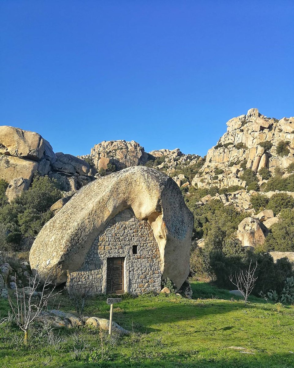 Planet_Sardinia's tweet photo. 🏠🪨 House in the rock in the Moon Valley, #Aggius, #Sardinia 🇬🇪

#Sardegna #travelphotography #サルデーニャ島 #Italy #Sardaigne #Cartoon #Manga #Sardinien #сардиния #Sardigna #Cerdeña #Gallura

📸 #instagram  @or_ny80 https://t.co/TpsDVlNSS4