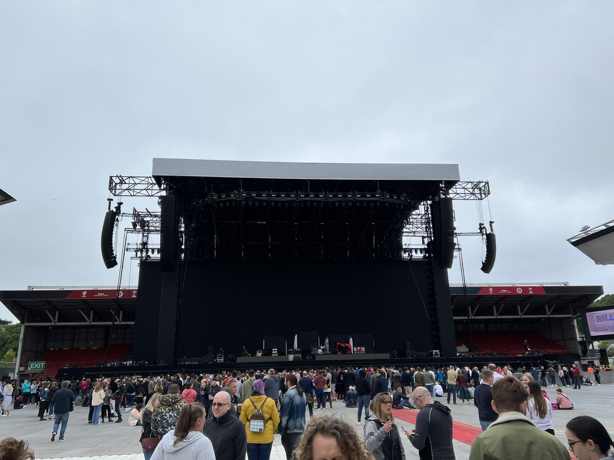 thewizard0108's tweet photo. The Killers live, with a bit of Manic Street Preachers thrown in.. 👌👍 @thekillers @Manics https://t.co/PVdGd1No7W