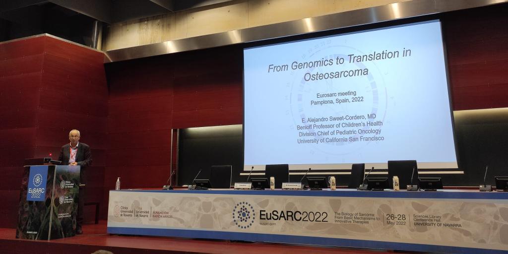 Alonso_Lab's tweet photo. #EuSARC22 starts! After an opening with our PI @AnaPatinoGarcia and Dr. Fernando Lecanda, @ASweetcordero, from @UCSFChildrens, gave us an impressive first keynote lecture about genomics in osteosarcoma.
@eu_sarc https://t.co/BGtgJLH1FT