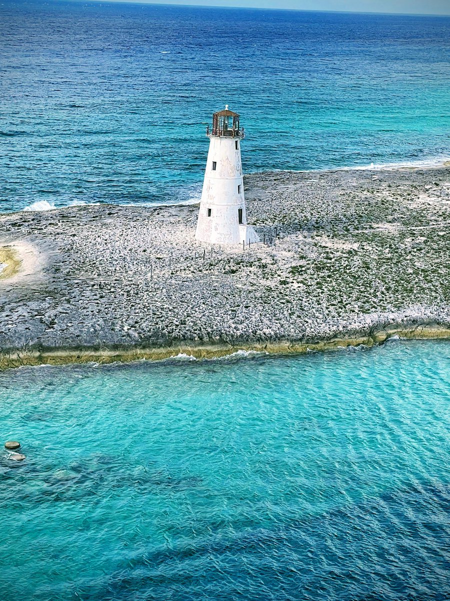 VeneciaBooze's tweet photo. I had so much fun in the Bahamas 🇧🇸 my cousins are the best. Also ready to get back on another boat https://t.co/gjmzHrxUE9