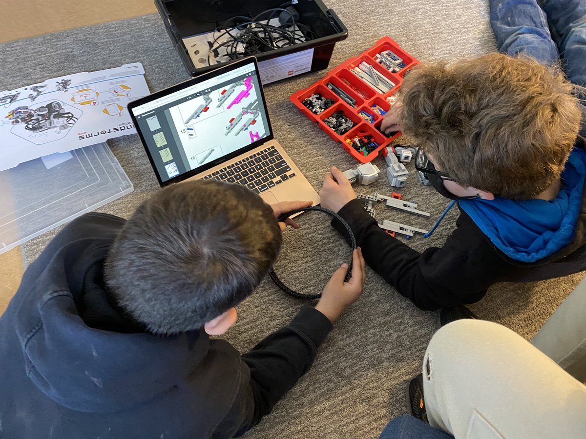dcpye's tweet photo. Room 1 update: The building of #Sumobots continues! #EV3Mindstorm #LEGO #WeAreCBE #CBESTEM #robots #coding https://t.co/ifauHH9y3n