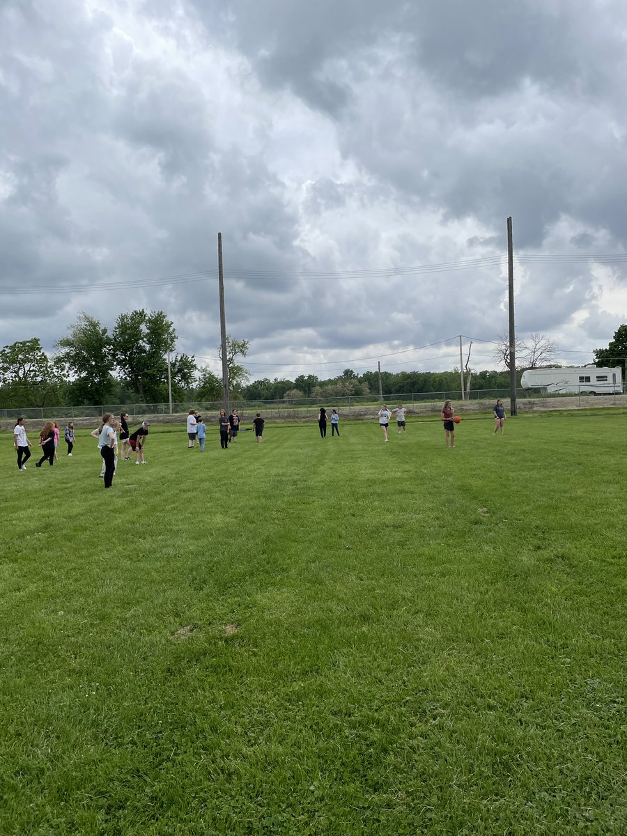 8MESGR7's tweet photo. #grateful the weather cooperated &amp; we were able to get field day in! Always so fun being outside &amp; playing games with the kids! Great way to end the year! Smiles all around! #Panthers150 https://t.co/CGSKZ2sU0L