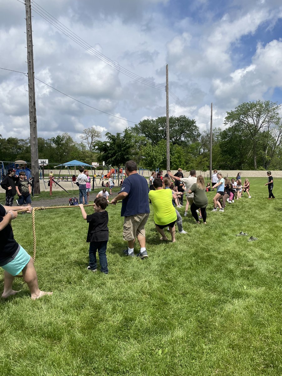 8MESGR7's tweet photo. #grateful the weather cooperated &amp; we were able to get field day in! Always so fun being outside &amp; playing games with the kids! Great way to end the year! Smiles all around! #Panthers150 https://t.co/CGSKZ2sU0L
