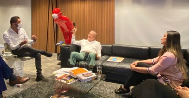 Cuando buscaba el apoyo del <a href="/ingrodolfohdez/">Ing Rodolfo Hernandez 🇨🇴!</a> para su candidatura a la Cámara de Representantes, la que hoy llama "guarichas" a las mujeres visitaba feliz y contenta al candidato. Siendo ahora militante del petrismo lo tilda de misogeno. Descontextualizada Rosa Juliana Herrera.