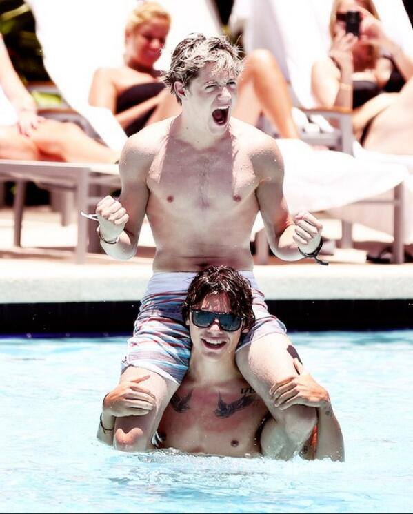 Rosann_1986's tweet photo. @curiouslyhoran #NarryIsReal https://t.co/s5JXWgZYLW