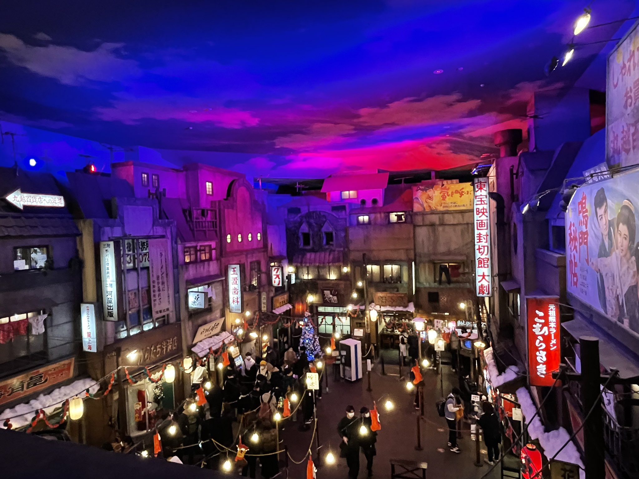 はまっち Com おはようございます 雨が凄いですね 雨の日の横浜観光で真っ先に思い浮かぶの はラーメン博物館 館内は昭和33年のレトロな町並みが再現されています 企業公式が毎朝地元の天気を言い合う 横浜 新横浜 ラーメン博物館 ラー博