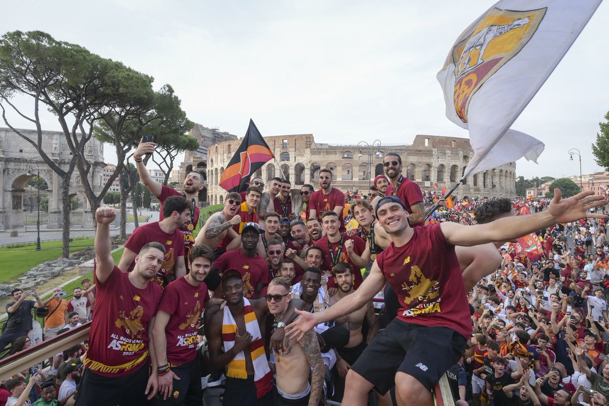 friedkingroup's tweet photo. The conquering heroes have returned! It was an incredible day on the streets of Rome, as the Giallorossi faithful painted the town red and yellow celebrating @OfficialASRoma’s #UECL championship win. Forza Roma! #ASRoma https://t.co/O9UVxLaz6D
