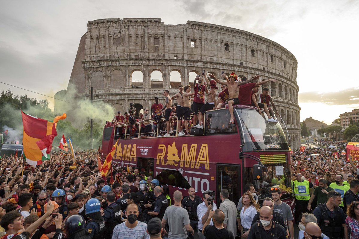 friedkingroup's tweet photo. The conquering heroes have returned! It was an incredible day on the streets of Rome, as the Giallorossi faithful painted the town red and yellow celebrating @OfficialASRoma’s #UECL championship win. Forza Roma! #ASRoma https://t.co/O9UVxLaz6D