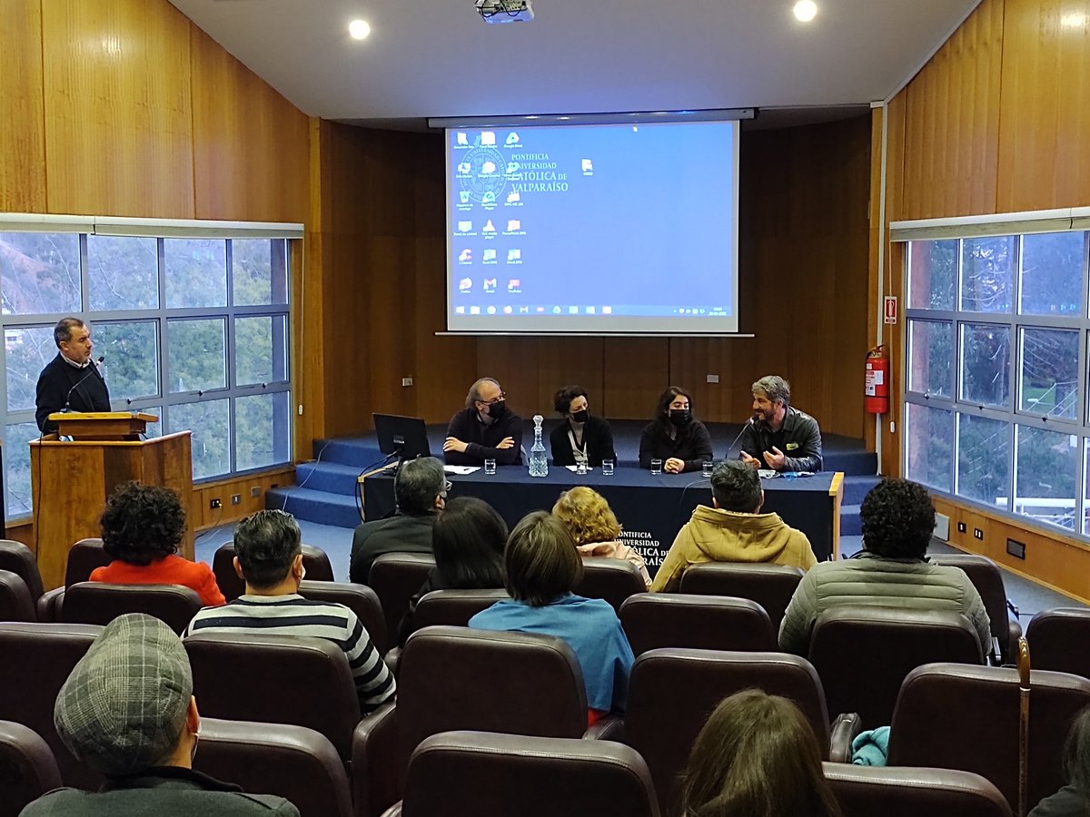 Estamos inaugurando el año académico de nuestros Programas de Postgrado en Lingüística #PUCV <a href="/ElorteguiGomez/">Claudio Elortegui Gomez</a> <a href="/VictorHerreroA/">Víctor Herrero</a> <a href="/EChatzikoumi/">Eirini Chatzikoumi</a> <a href="/Todomeo/">Cristian González A.</a>