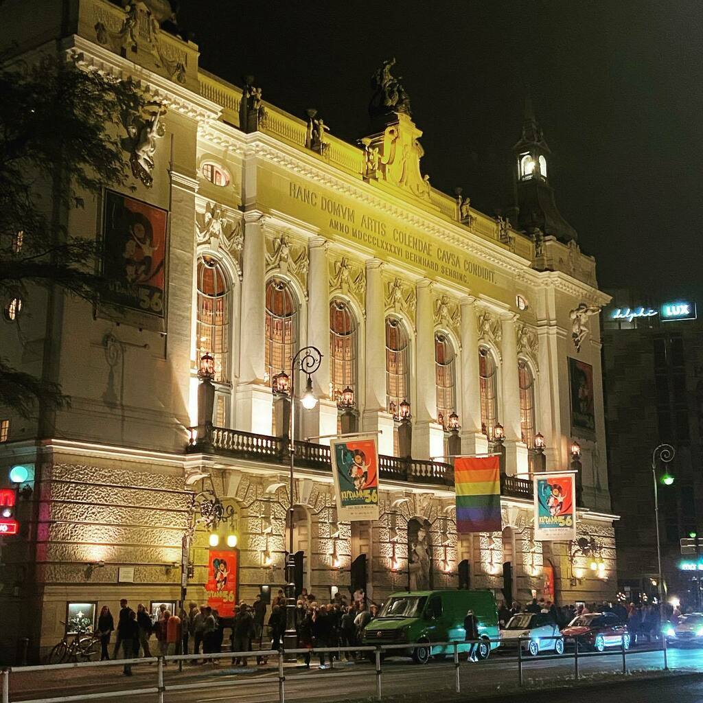 stardado's tweet photo. Went to the musical today with three generations. With my grandmother, my wife and my daughter. It was a nice evening, which happens far too rarely. #berlintheater #theaterdeswestens #kudamm56 #kudamm56musical #kürfürstendamm #berlinmusical #berlin #familenevent #dreigener… https://t.co/qjehTRb9Lw