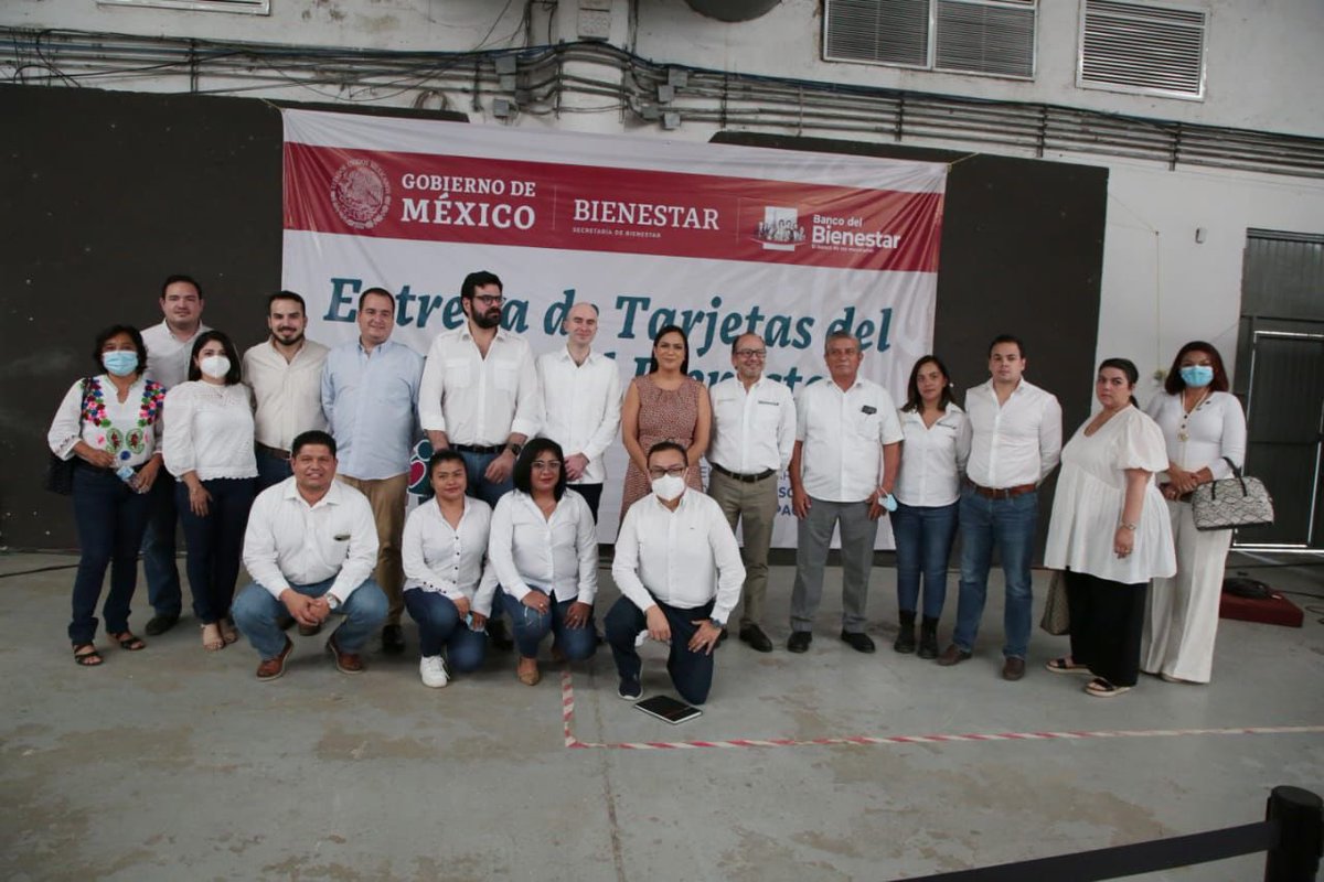 A_MontielR's tweet photo. 📌Con alegría entregamos  #TarjetasBienestar💳 a nuestros derechohabientes en Villahermosa, #Tabasco en compañía del Gobernador @cmmerino, el Coordinador de Programas para el Bienestar @carlosgtorres_, el delegado @daniel_casasus y el director del @bbienestarmx Victor Lamoyi. https://t.co/zoz6vjzkrQ