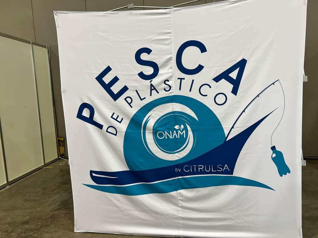 ANIPAC_AC's tweet photo. ♻️🪣Gracias a @Onamizate por invitarnos a participar en la pesca de plásticos en esta tercera expo libre de reiduos “UTECH LAS AMÉRICAS. “
♻️♻️♻️
#industriacomprometida #economiacircular #ANIPAC #onam https://t.co/MW6fA0V109