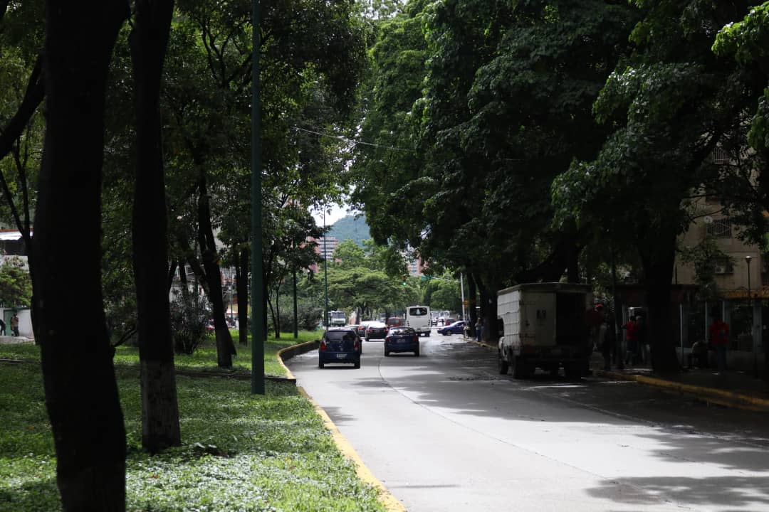 🦺♻️ Nuestra motivación cada día, es brindarles seguridad y bienestar al pueblo caraqueño, por eso la fuerza laboral de #SupraCcs 

 🚸 No se detiene 👷