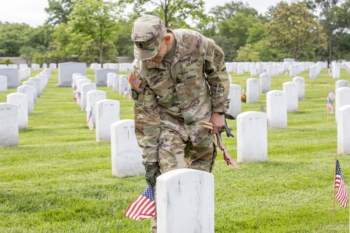 USArmy's tweet photo. Flags-In 🇺🇸 

@16thSMA places flags in @ArlingtonNatl  alongside Soldiers from @USArmyOldGuard  to honor fallen service members for #MemorialDay.  

📷: Sgt. Josue Patricio https://t.co/zAWUAEgYL7