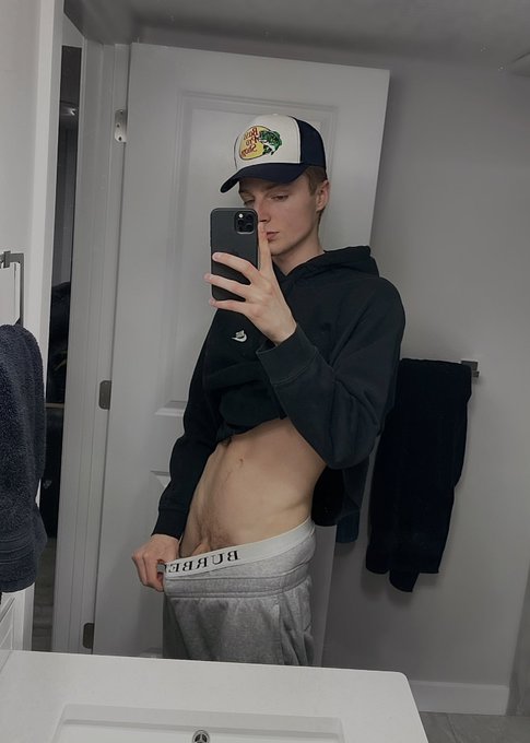 First bit of dick I’ve shown on here https://t.co/AE6Jyuns9b