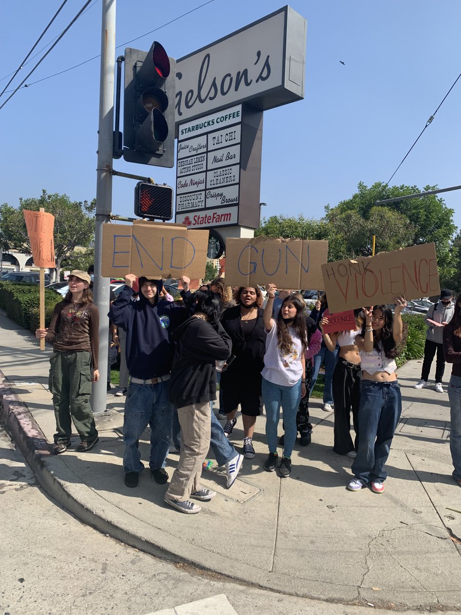 MelissaGomez004's tweet photo. Some students at John Marshall High School in Los Feliz walked out of class today at 9 a.m. and stayed late into the afternoon. Photos by 14-year-old Namiye, a freshman, who organized the walkout. She said strangers and local business owners gave them lunch and water. https://t.co/lNziOMxrhY