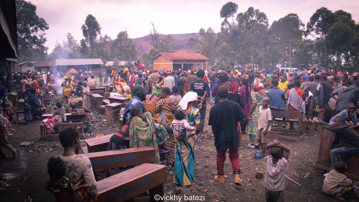 VBatezi's tweet photo. Malheureusement quand on meurt c’est à vie, suite à la faim une personne parmi les gens se réfugiant dans une #école à #kanyaruchinya fuyant la guerre qui oppose les #FARDC_off et les #M23 a perdu la vie aujourd’hui vers 9h du matin. #rendons l’homme humain https://t.co/EBOvUMU4aP