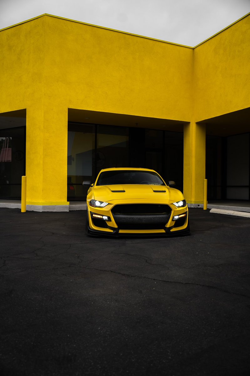 Brian_Chavoya's tweet image. Shot this mini set while doing laundry, this building couldn’t have been a better color!! @Ford @FordMustang #performancepack