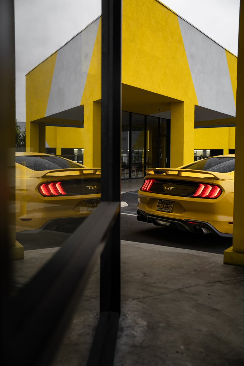 Brian_Chavoya's tweet image. Shot this mini set while doing laundry, this building couldn’t have been a better color!! @Ford @FordMustang #performancepack