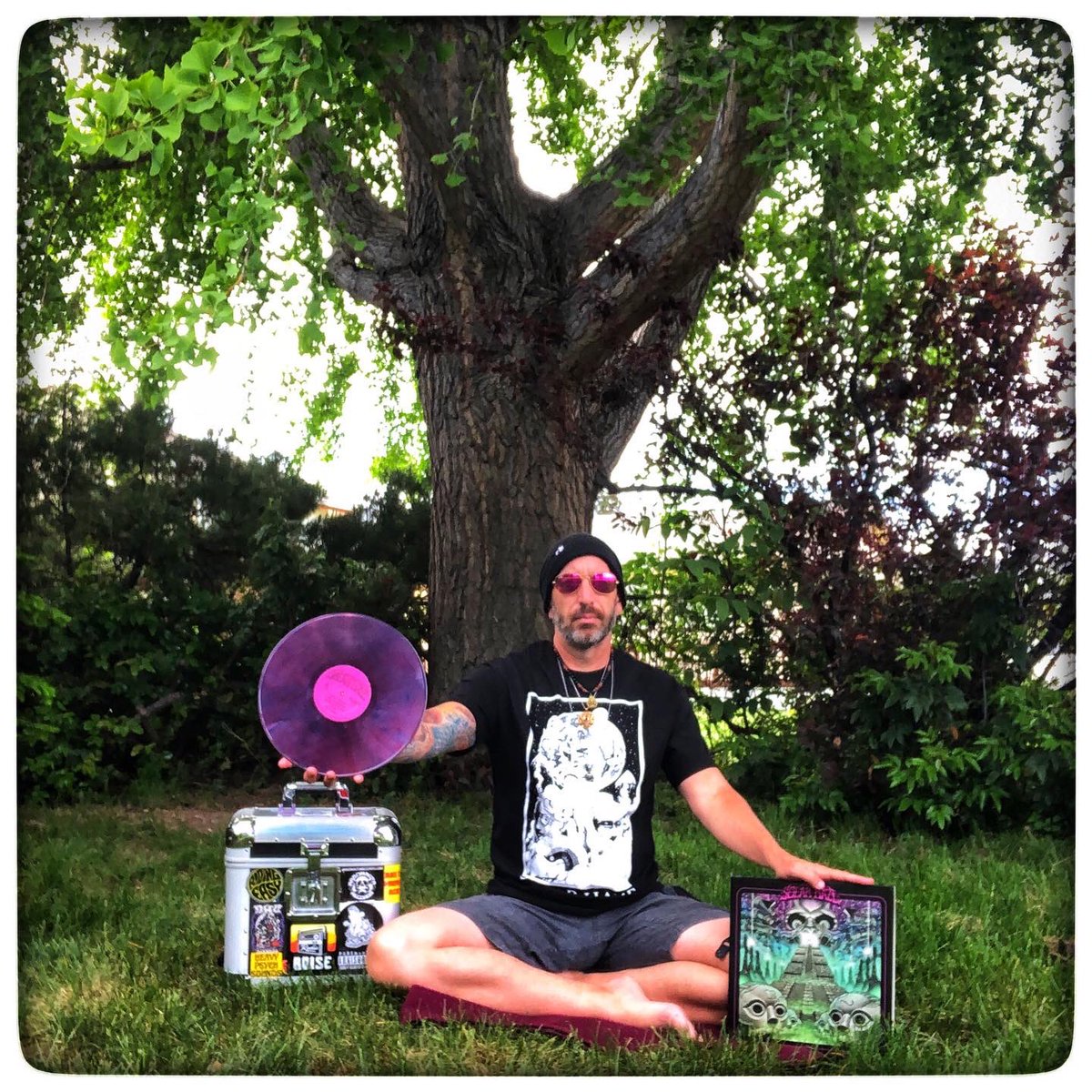 RiffHaven's tweet photo. Nefarious Natures by Solar Haze from S/T as featured on Riff Häven Episode 277
 
#RiffHaven #vinyloftheday #albumoftheday #RecordoftheDay #VinylRecords #Vinyl #StonerRock #HeavyRock #HeavyPsych #FuzzRock #PsychRock #HeavyMetal #HardRock #SolarHaze #MetalAssaultRecords https://t.co/pjxlcScZN6