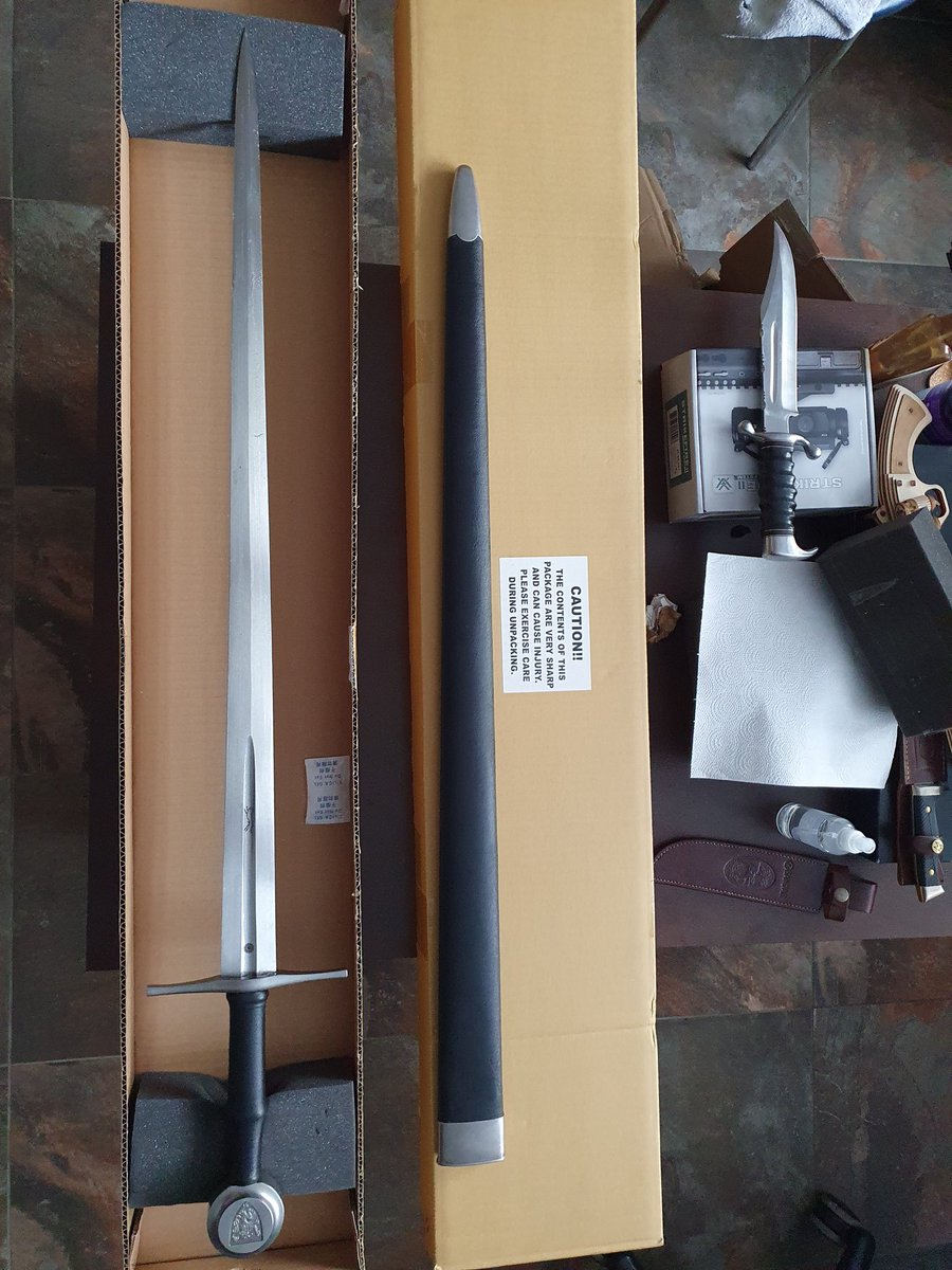 Triafis1's tweet photo. I'm not a fan of Hanwei. Actually I consider most of their European swords to be in a trash-tier quality in the terms of functionality, but this piece surprised me.
It cuts "ok", pierces greatly, feels good in hand and didn't broke. + for Albrecht II sword.
#hanwei #sword https://t.co/2Im9vRWatd
