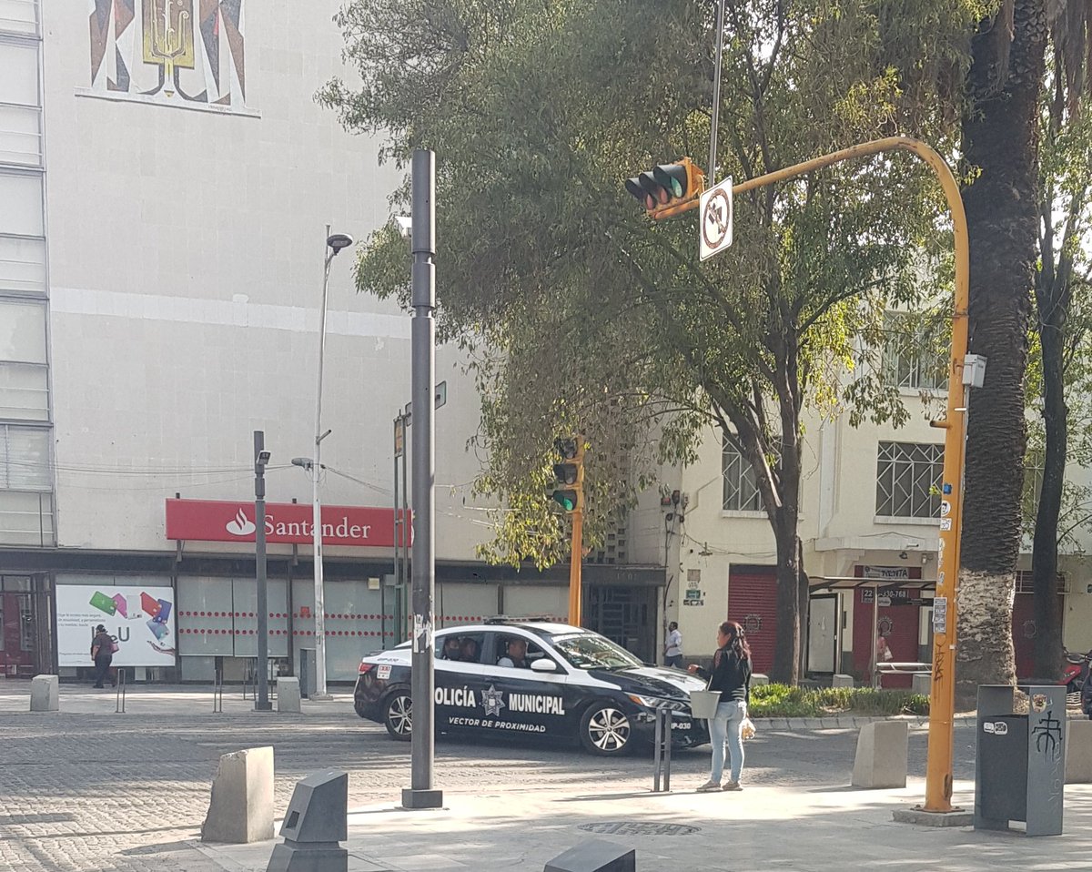 msalvatorim's tweet photo. Y que se pasa el alto, da vuelta prohida en sentido contrario y nadie lo multa 🤦‍♀️ https://t.co/0lZjHEgAOT