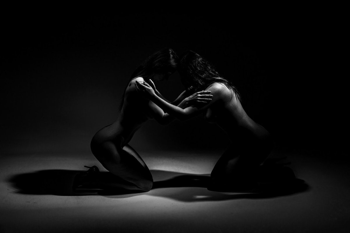 ArtDoir's tweet photo. โLight, Form & Shadowsโ
From an April session with the wonderful duo of Chey and Alice, which version do you prefer
#models #duo #fineart #modelshoot #bandw #fineartphotography #shadows #bodysculpting #overheadlight #pointlight #modellife #fineartphoto https://t.co/XCaKg51sOU