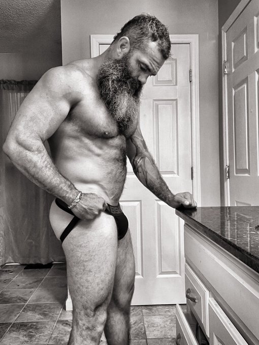 Leg day!  Time to start growing some tree trunks ?? #gymslut #legday #recovery https://t.co/llR8IBLu
