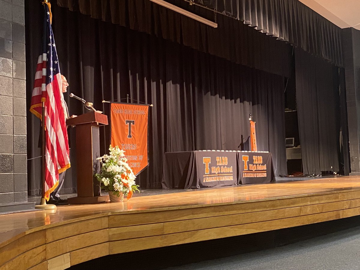 RiceThatRuns's tweet photo. Getting ready for senior academic award night. #totalTabb https://t.co/L2rS9kP7fm